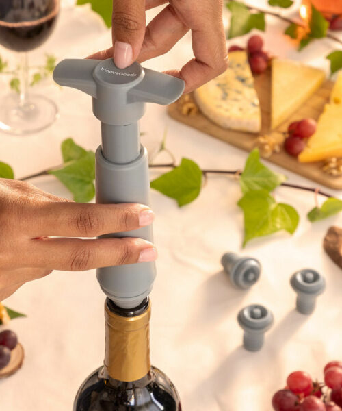 Vacuum Pump and Wine Stoppers Winuum InnovaGoods (4 caps)